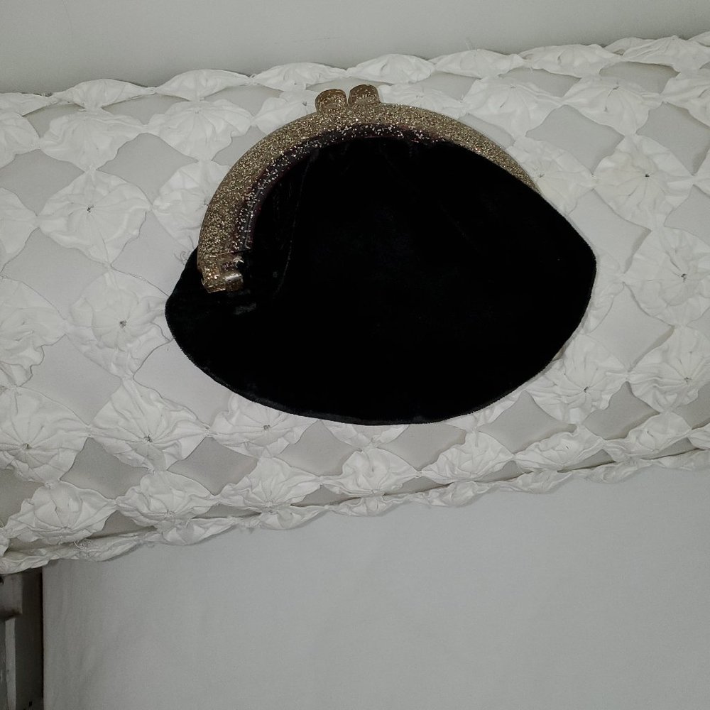 VINTAGE SMALL VELVET CHANGE PURSE TRIMMED IN LUCITE